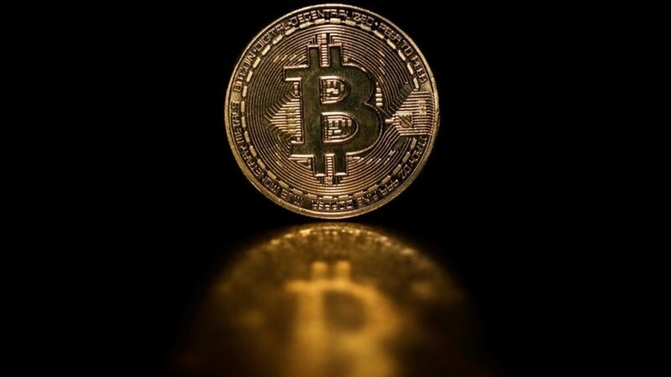 FILE PHOTO: A representation of the virtual cryptocurrency Bitcoin is seen in this picture illustration taken June 7, 2021. REUTERS/Edgar Su/Illustration