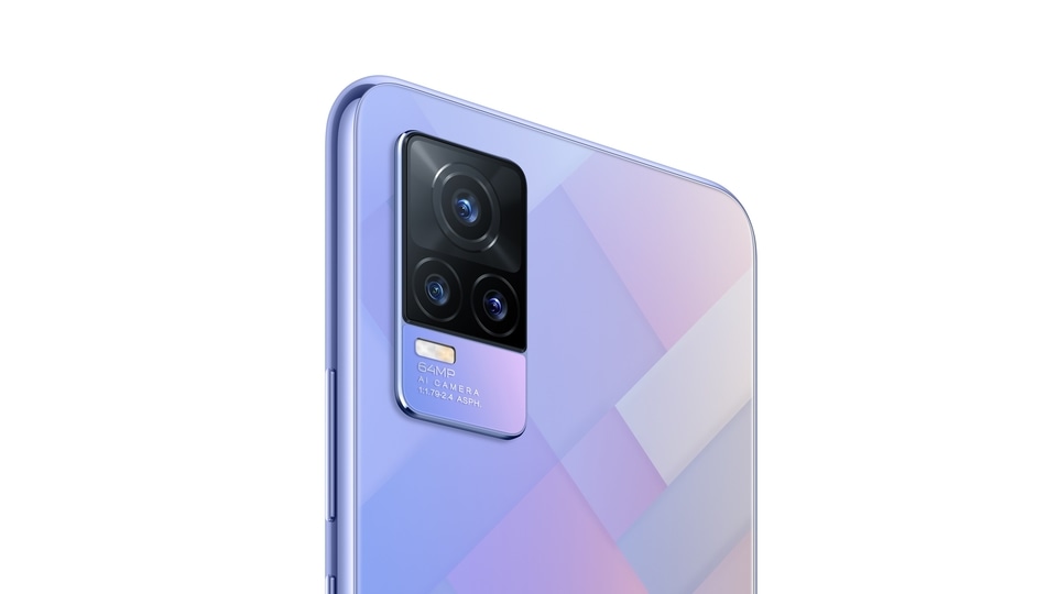 Vivo Y73 in the Diamond Flare colour variant. 