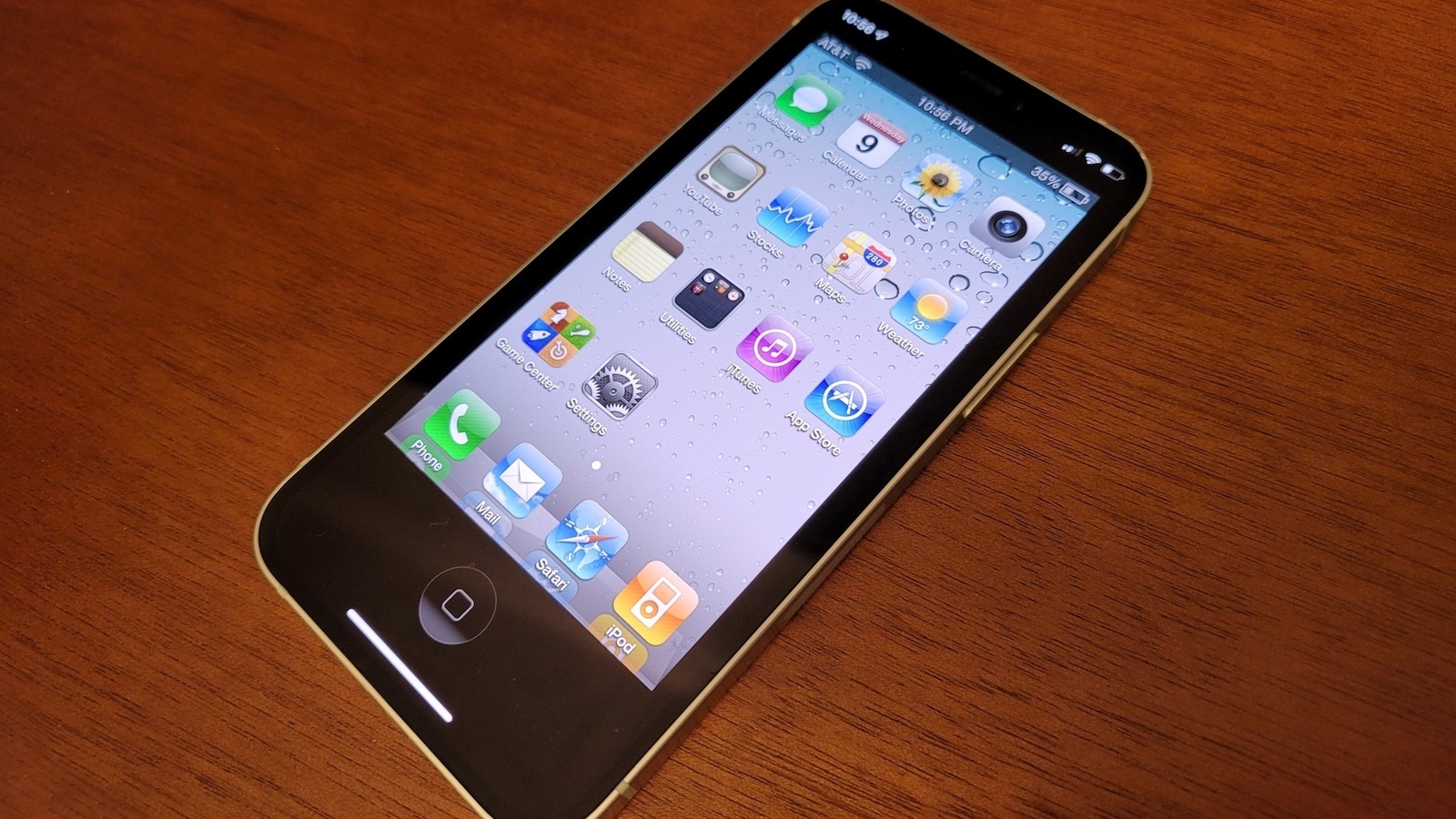The OldOS app brings back the Home button and the “slide to unlock” bar. The OldOS app brings back the Home button and the “slide to unlock” bar.