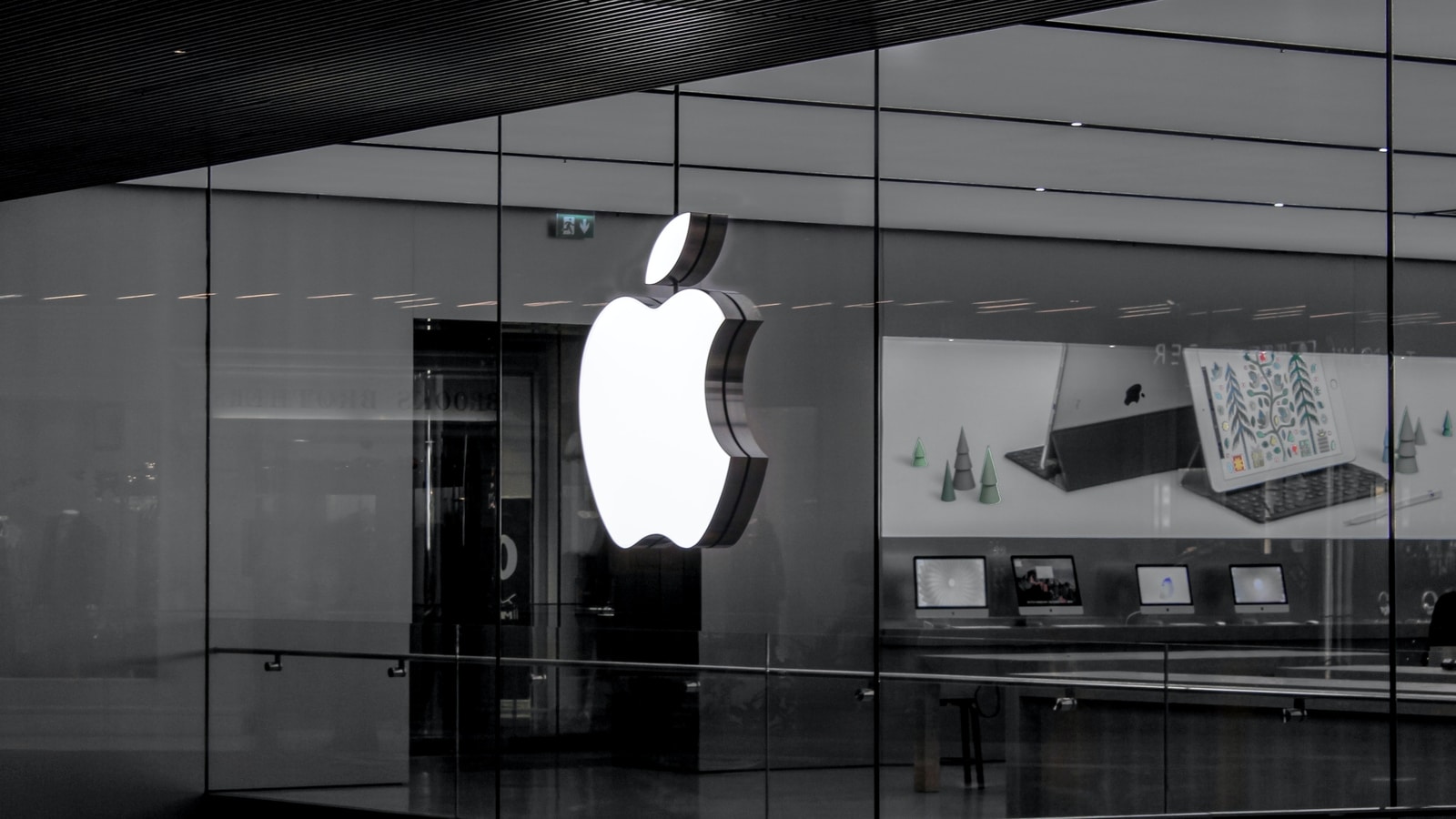 Hybrid Work Coming to Retail? Apple to Test New 'Retail Flex' Option