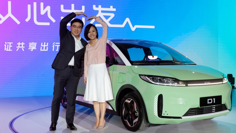 FILE PHOTO: Didi Chuxing's CEO Will Cheng and President Jean Liu attend a launch event for D1 electric van by Didi and electric vehicle maker BYD, in Beijing, China November 16, 2020. REUTERS/Yilei Sun//File Photo