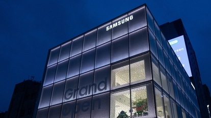 A Samsung Electronics Co. Digital Plaza store illuminated at dusk in Seoul, South Korea, on Saturday, July 3, 2021. Samsung Electronics will releases its preliminary second quarter earnings on July 7. Photographer: SeongJoon Cho/Bloomberg