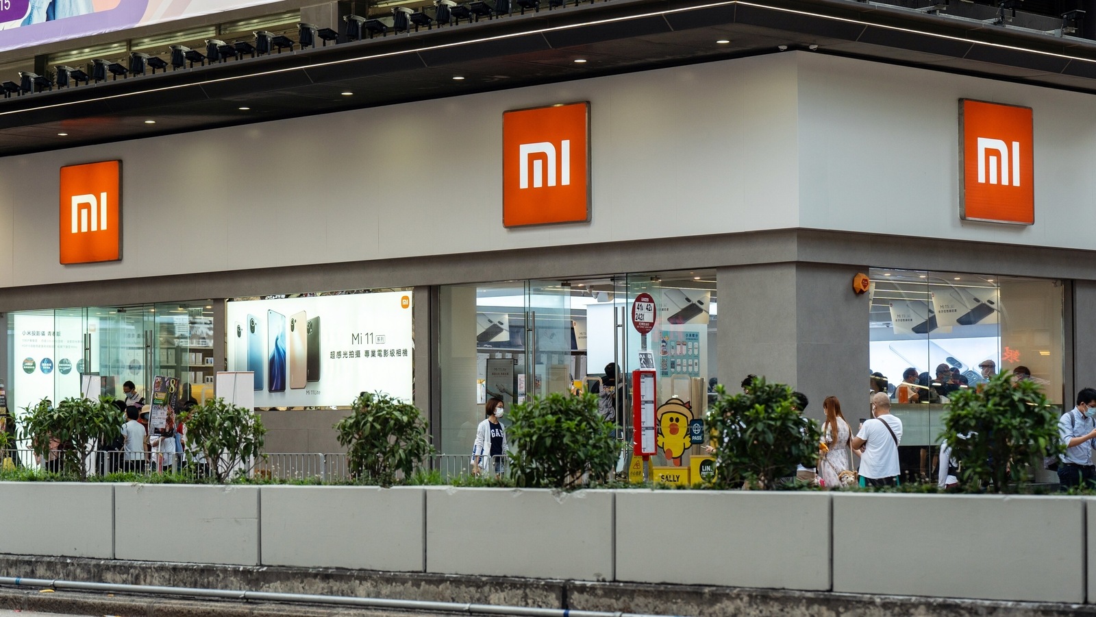 The average selling price of Xiaomi phones is about 40% to 75% cheaper compared with Samsung and Apple respectively. 