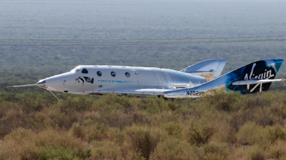 Virgin Galactic's passenger rocket plane VSS Unity, carrying billionaire entrepreneur Richard Branson and his crew, lands after reaching the edge of space above Spaceport America near Truth or Consequences, New Mexico, U.S., July 11, 2021. REUTERS/Joe Skipper