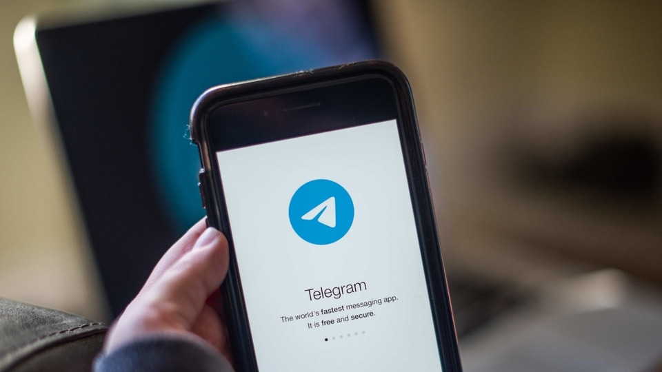 Telegram bug left chats vulnerable and now users can do 2 things, either turn to WhatsApp or Signal and download the latest version of the app, as the security flaw has been fixed, the company says.