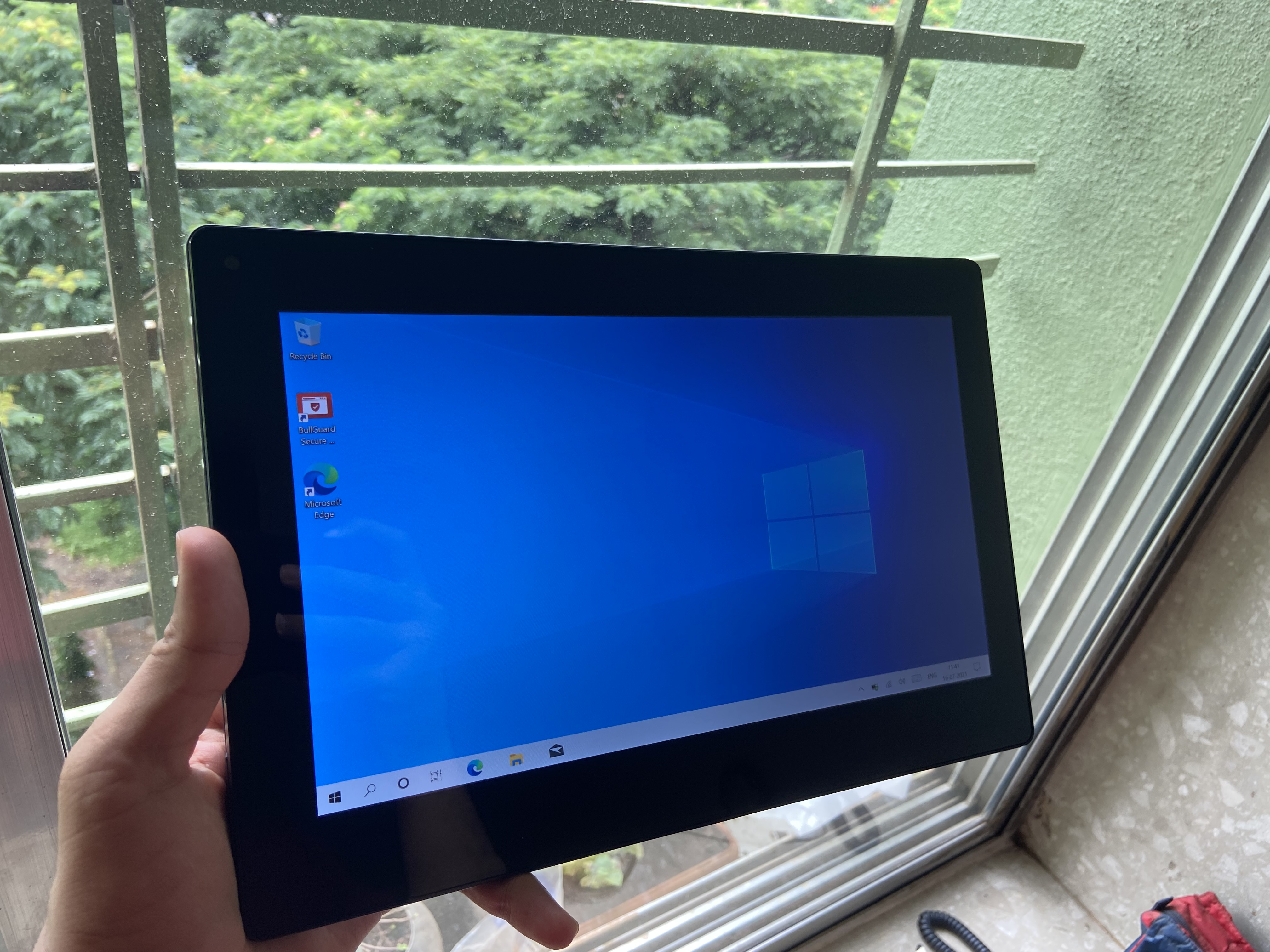 The convertible Avita Cosmos 2-in-1 notebook has a touchscreen display with large bezels and a single speaker on the right side. (Image resized for web) The convertible Avita Cosmos 2-in-1 notebook has a touchscreen display with large bezels and a single speaker on the right side. (Image resized for web)