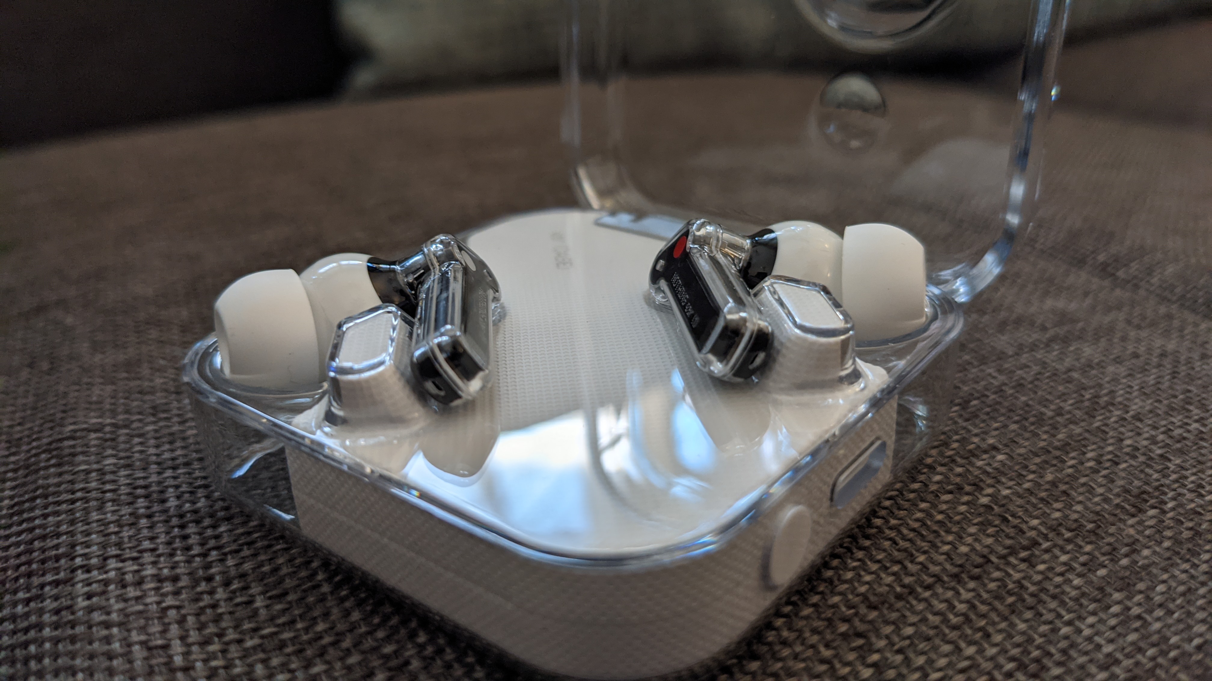 The earbuds come with red and white dots on the buds to help differentiate them for users. The charging case that houses the buds comes with a fishy dip that helps secure the bud in place. The earbuds come with red and white dots on the buds to help differentiate them for users. The charging case that houses the buds comes with a fishy dip that helps secure the bud in place.