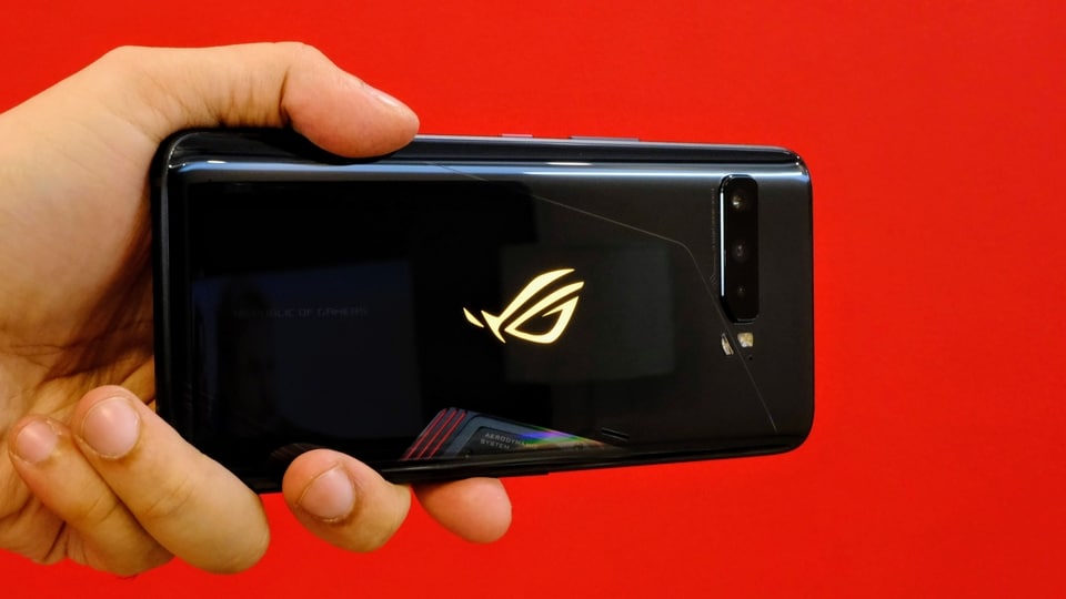Asus ROG Phone 3 price has been cut by  <span class='webrupee'>₹</span>7000 for the Flipkart Big Saving Days Sale and gamers should know that this mobile phone is specifically targetted at the online gaming community; check offer benefits now