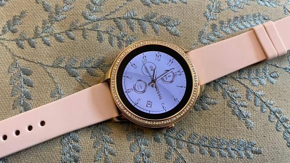 At a glance, the Fossil Gen 5e looks like a watch you’d be able to wear to work every day, or out for brunch/dinner/cocktails.