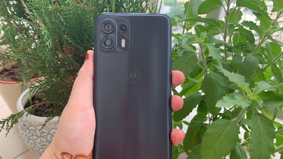 The Moto Edge 20 Fusion comes with a 6.7-inch full HD OLED display with a resolution of 2400x1080 pixels and screen refresh rate of 90Hz. The Moto Edge 20 Fusion comes with a 6.7-inch full HD OLED display with a resolution of 2400x1080 pixels and screen refresh rate of 90Hz.