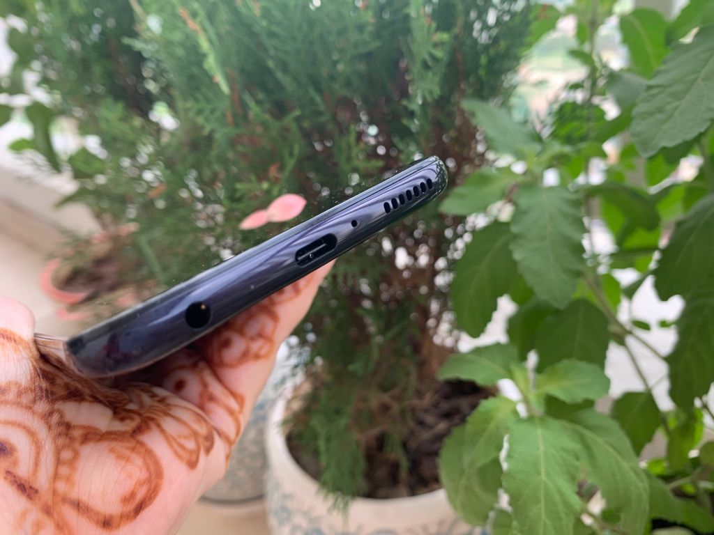 Other features include 5G connectivity, IP52 dust and water protection, Bluetooth 5.0 connectivity, Wi-Fi, GPS and NFC. Other features include 5G connectivity, IP52 dust and water protection, Bluetooth 5.0 connectivity, Wi-Fi, GPS and NFC.