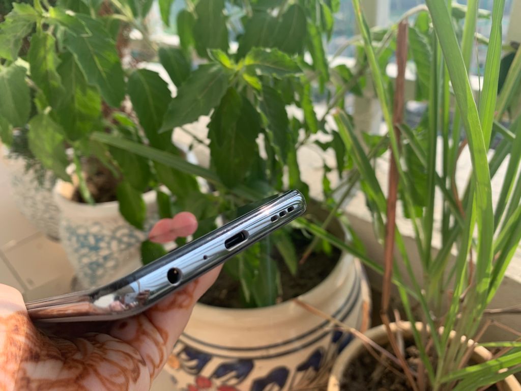 The Realme GT Master Edition features a 4,300mAh battery and a 65W flash charging technology. The Realme GT Master Edition features a 4,300mAh battery and a 65W flash charging technology.