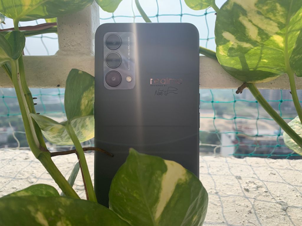It comes with a 32MP Sony selfie camera. It comes with a 32MP Sony selfie camera.