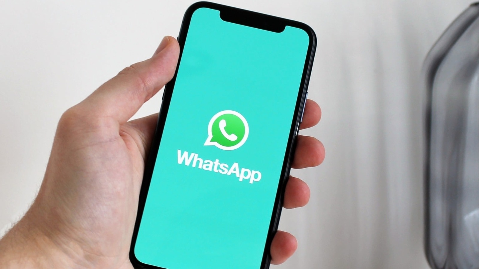 WhatsApp is providing more and more features to users to manage and bring some order in their content.