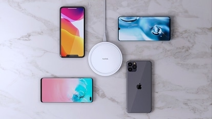 One billion smartphones worldwide are expected to have the wireless charging feature by the end of this year.