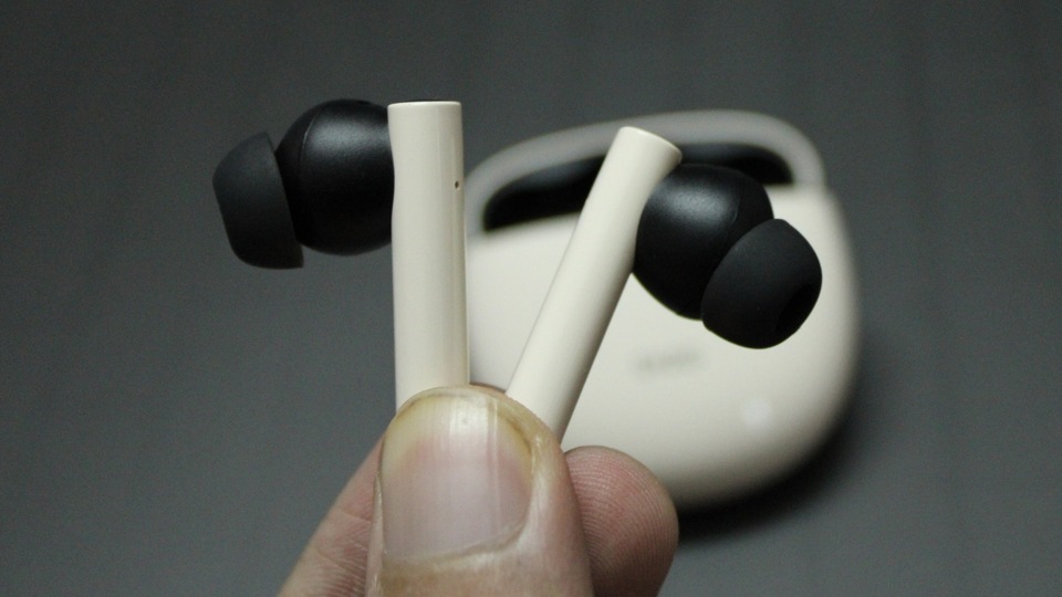 Each earbud of the Dizo GoPods weigh 4.1 grams. Moreover, the case weighs 34.5 grams. We have been using the device for a day, and we’ve noticed that they are comfortable to wear during long sessions. While the controls can be adjusted in the Realme Link app, there is no volume control option for both the Dizo GoPods and GoPods Neo. Hence, you can’t change the volume via the earbuds, which is a bummer. Each earbud of the Dizo GoPods weigh 4.1 grams. Moreover, the case weighs 34.5 grams. We have been using the device for a day, and we’ve noticed that they are comfortable to wear during long sessions. While the controls can be adjusted in the Realme Link app, there is no volume control option for both the Dizo GoPods and GoPods Neo. Hence, you can’t change the volume via the earbuds, which is a bummer.