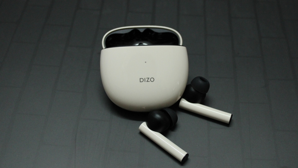 The Dizo GoPods feature a contrasting design and comes in Smoky Grey and Creme White colour variants. We received the latter and it is creamier than white. It is said to be using electroplating technique and a five-step process that includes drip molding with crystal adhesive, PET film lamination, UV transfer texture, optical coating and screen printing. The Dizo GoPods feature a contrasting design and comes in Smoky Grey and Creme White colour variants. We received the latter and it is creamier than white. It is said to be using electroplating technique and a five-step process that includes drip molding with crystal adhesive, PET film lamination, UV transfer texture, optical coating and screen printing.