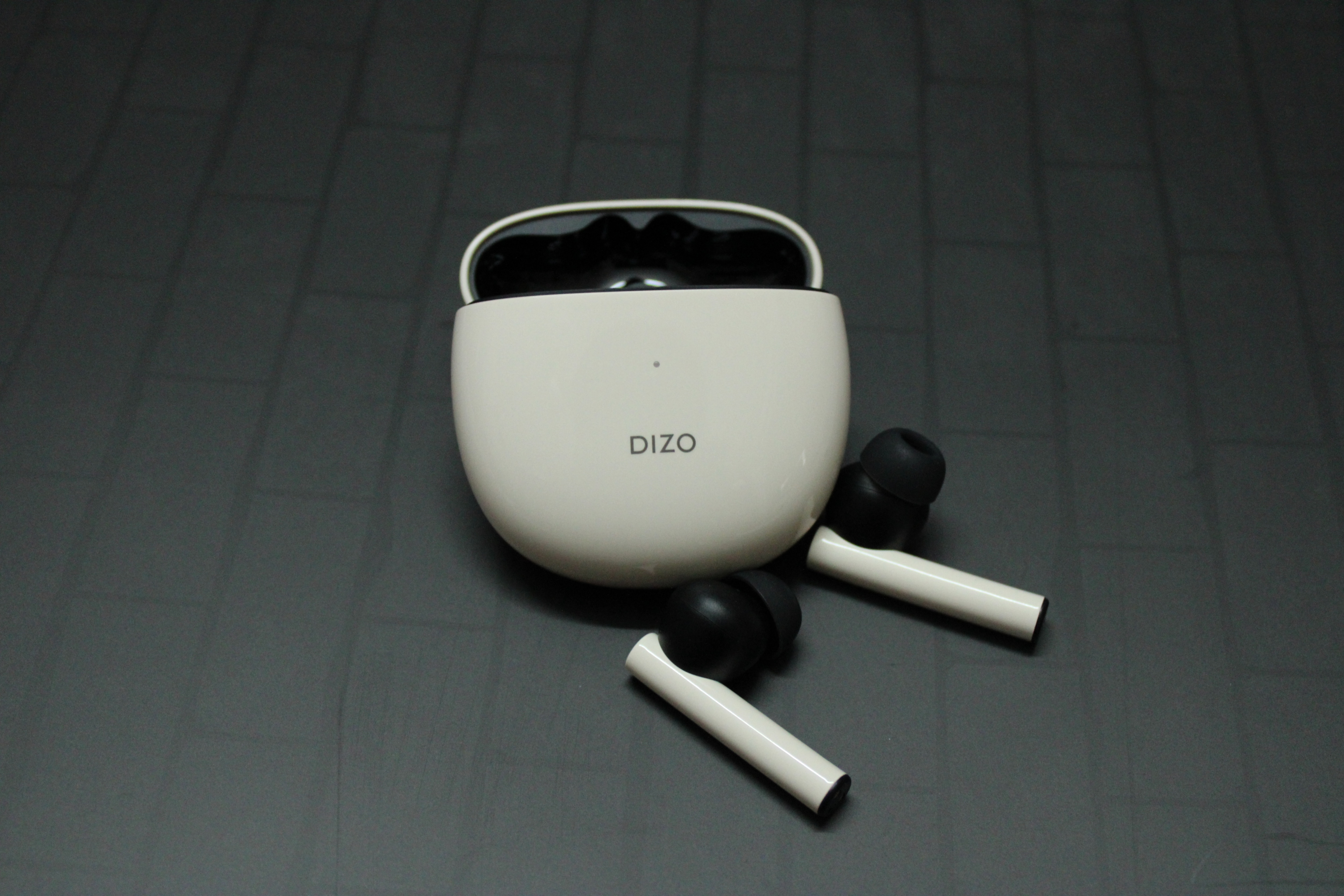 The Dizo GoPods feature a contrasting design and comes in Smoky Grey and Creme White colour variants. We received the latter and it is creamier than white. It is said to be using electroplating technique and a five-step process that includes drip molding with crystal adhesive, PET film lamination, UV transfer texture, optical coating and screen printing. The Dizo GoPods feature a contrasting design and comes in Smoky Grey and Creme White colour variants. We received the latter and it is creamier than white. It is said to be using electroplating technique and a five-step process that includes drip molding with crystal adhesive, PET film lamination, UV transfer texture, optical coating and screen printing.