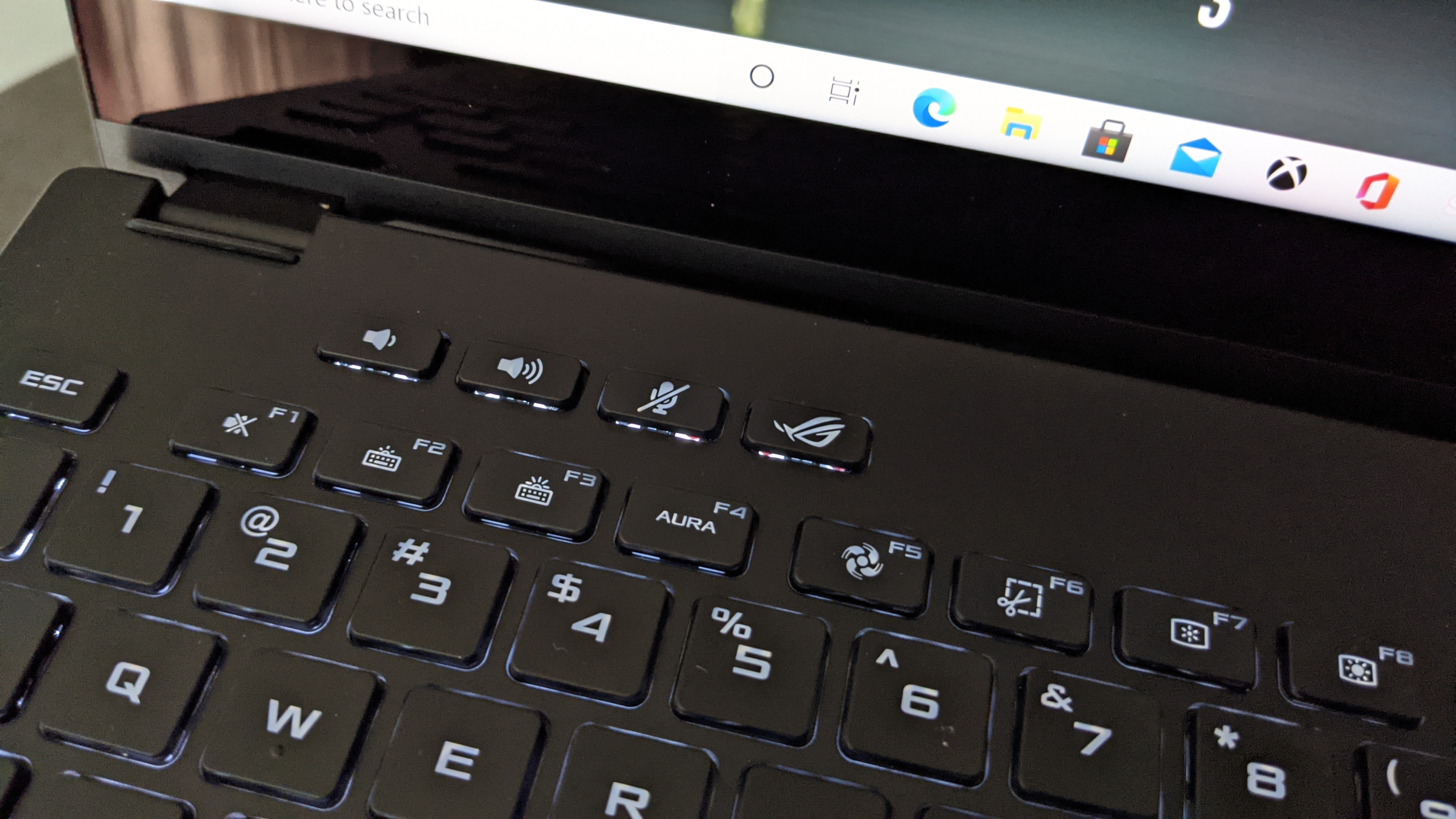 While it looks sleek and discrete, there are some subtle gaming flourishes here and there - like the ROG symbol. While it looks sleek and discrete, there are some subtle gaming flourishes here and there - like the ROG symbol.