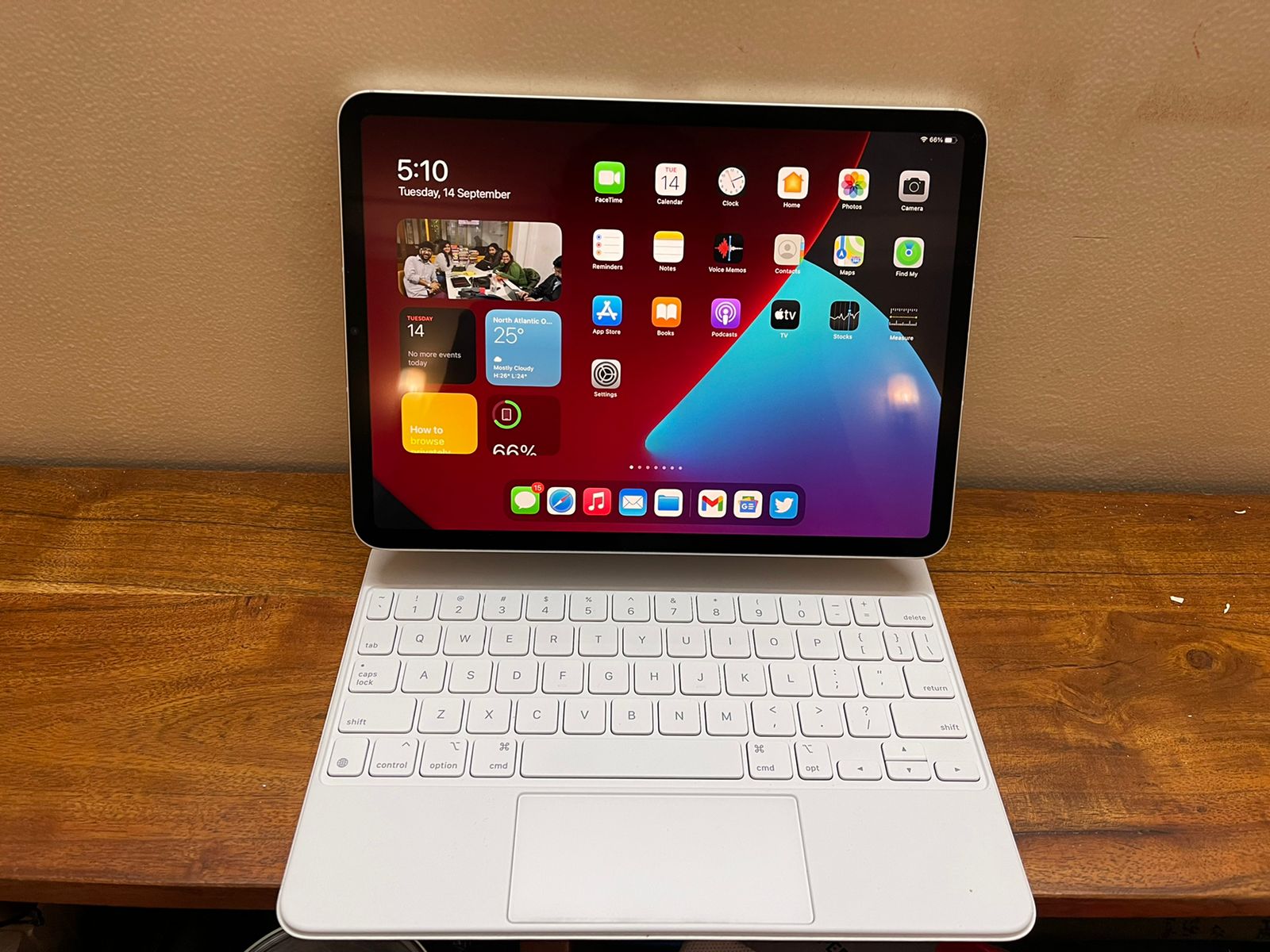 iPad Pro 2021 của Apple rất đáng để được đánh giá, với tính năng mạnh mẽ, màn hình đẹp và thiết kế sang trọng. Nó cung cấp cho người dùng sức mạnh của một thiết bị di động và tiện ích của một máy tính xách tay. Tuy nhiên, nếu bạn muốn thay thế hoàn toàn laptop, hãy cân nhắc trước khi quyết định, điều đó có thể không phù hợp với nhu cầu của bạn.