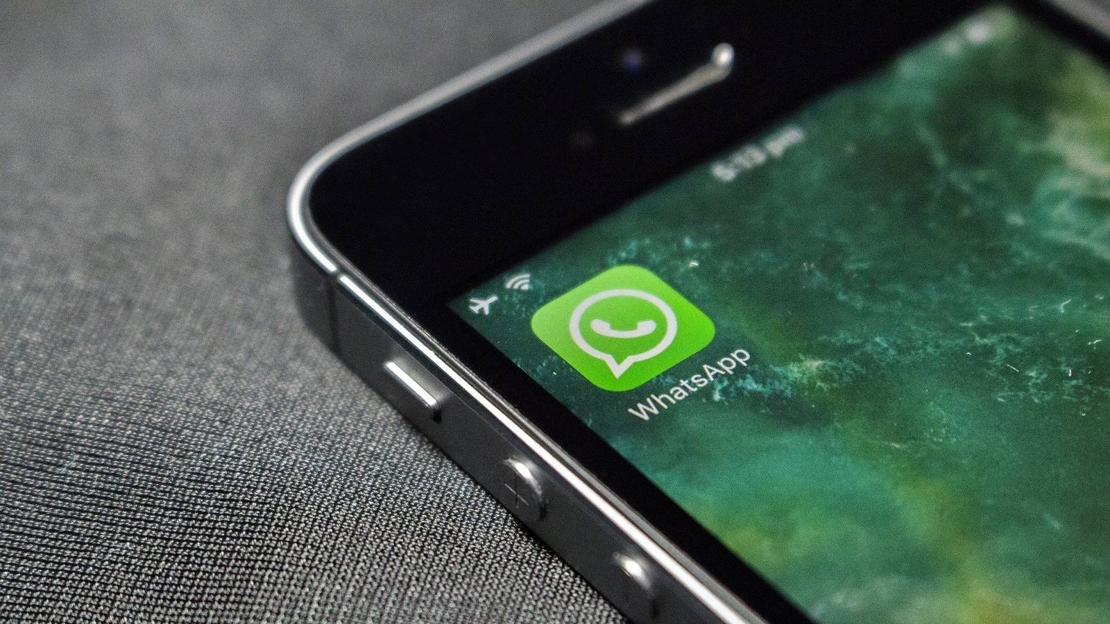 Once rolled out, the new WhatsApp Group Icon Editor feature will enable users to design a group icon. Once rolled out, the new WhatsApp Group Icon Editor feature will enable users to design a group icon.