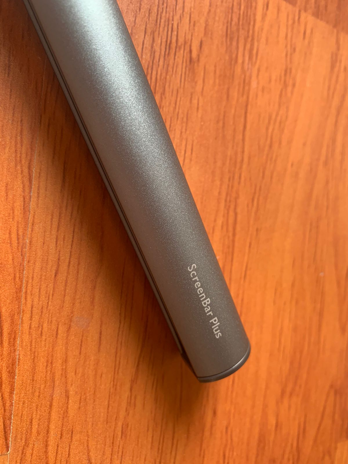 It is made of polycarbonate and sandblasted anodized aluminium alloy in a minimalist design for a clean form and high quality. It is made of polycarbonate and sandblasted anodized aluminium alloy in a minimalist design for a clean form and high quality.