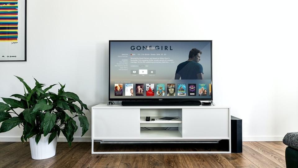 Best smart TVs under  <span class='webrupee'>₹</span>20000 in India: If you are in the market for a smart TV, you can pick from various manufacturers like Samsung, Sony, Sansui, Sanyo. And here we list the best smart TVs under  <span class='webrupee'>₹</span>20000 in India for September 2021.