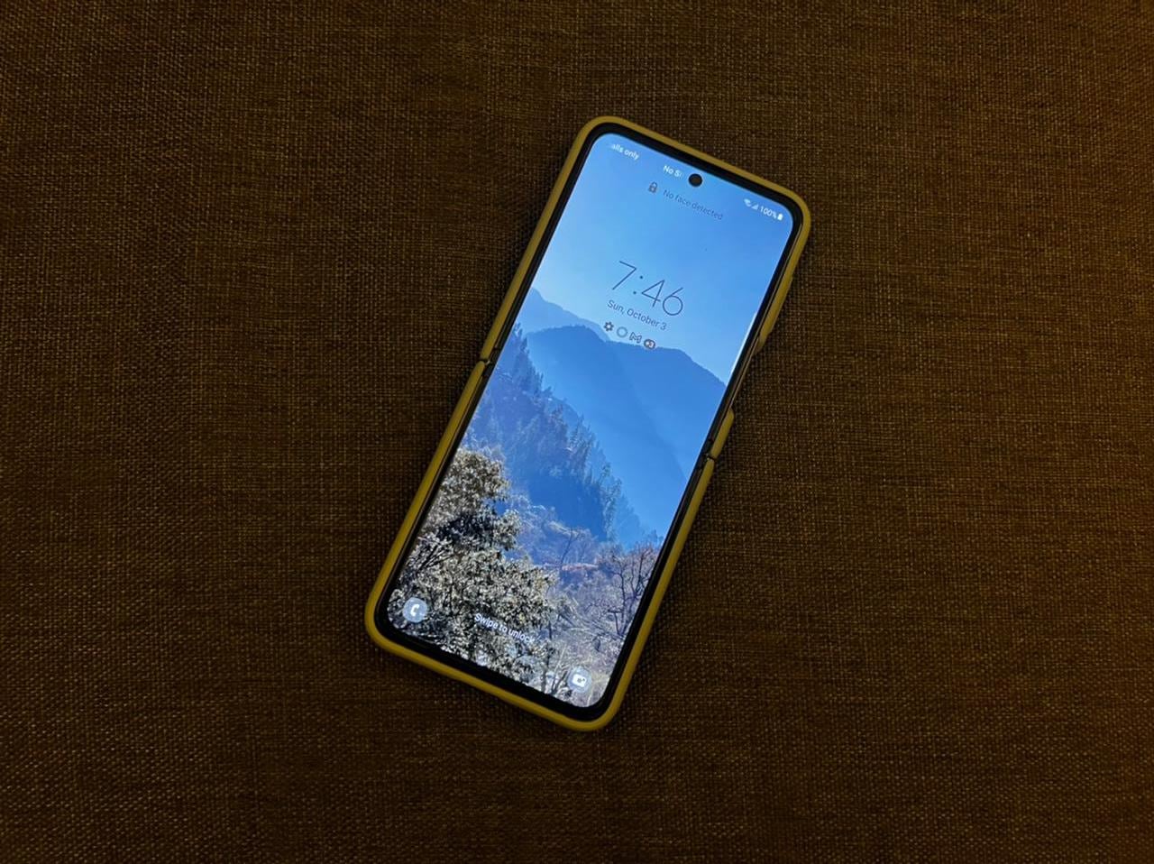 When you open the Galaxy Z Flip 3, you get a 6.7-inch screen that has a 22:9 aspect ratio, 2640 x 1080 pixels resolution, and a 60Hz refresh rate When you open the Galaxy Z Flip 3, you get a 6.7-inch screen that has a 22:9 aspect ratio, 2640 x 1080 pixels resolution, and a 60Hz refresh rate