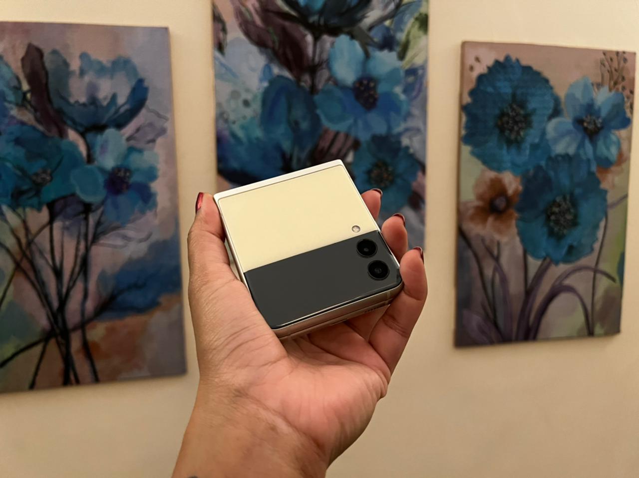 Without a doubt the Galaxy Z Flip 3 looks good, Samsung is marketing this device as a cool device, one for the influencers. Without a doubt the Galaxy Z Flip 3 looks good, Samsung is marketing this device as a cool device, one for the influencers.