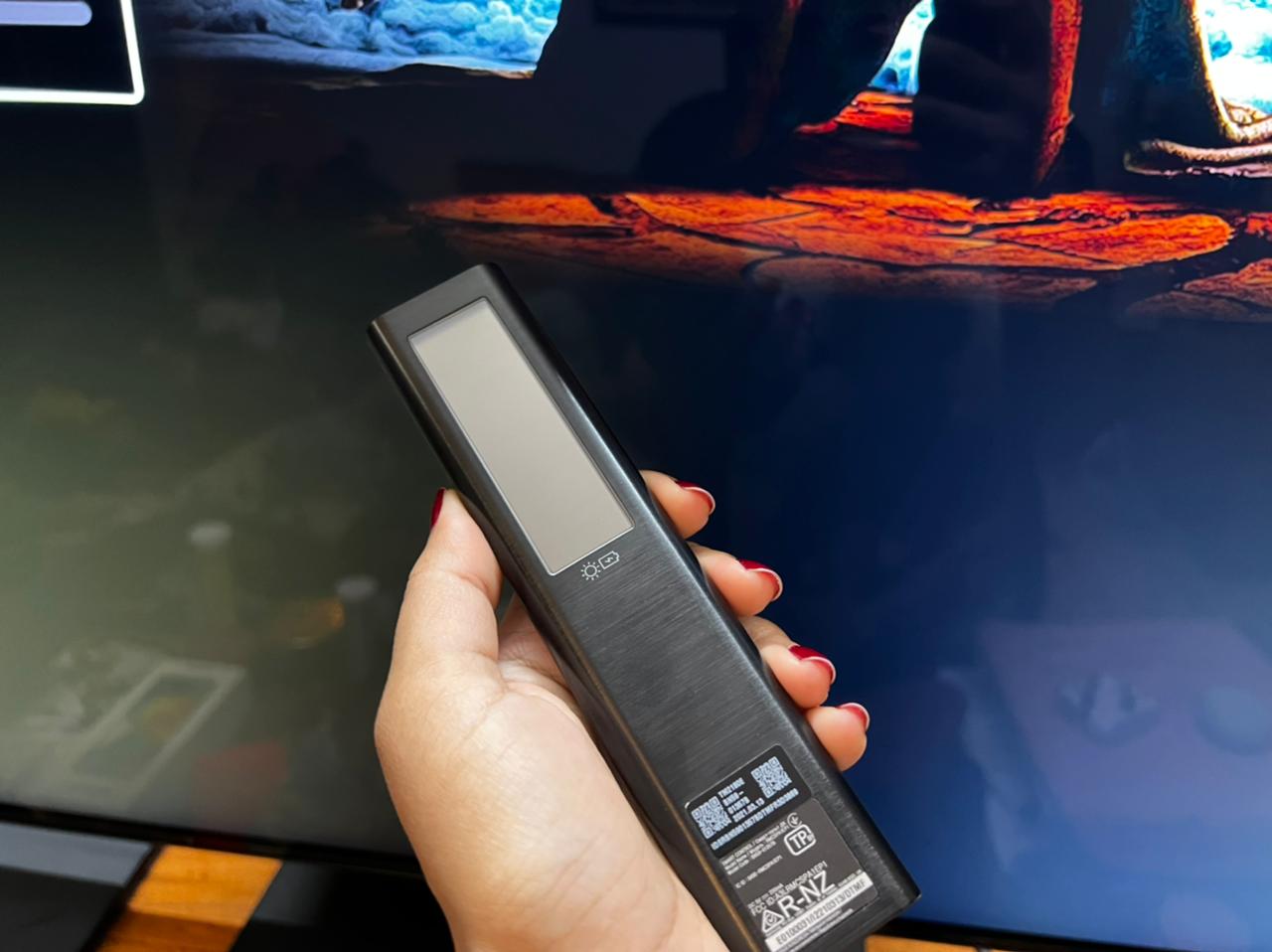 There are no batteries on this remote. You can charge It via the USB Type-C port or use the light panel on the back to let it juice up. 