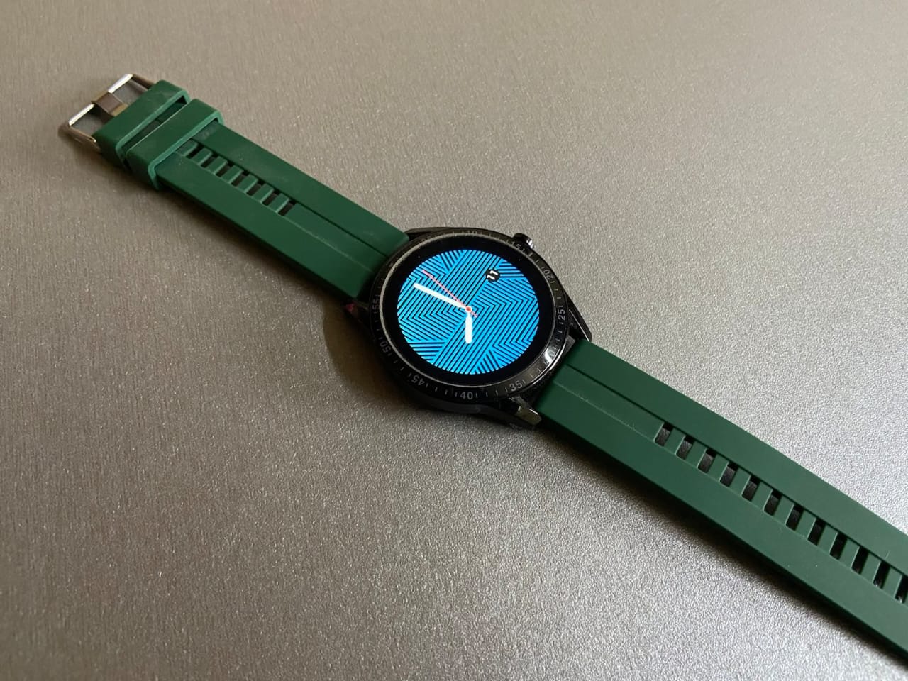 You can pick from preset Fire-Boltt Talk watchfaces, or download several others from the Da Fit app. Fire-Boltt Talk Review