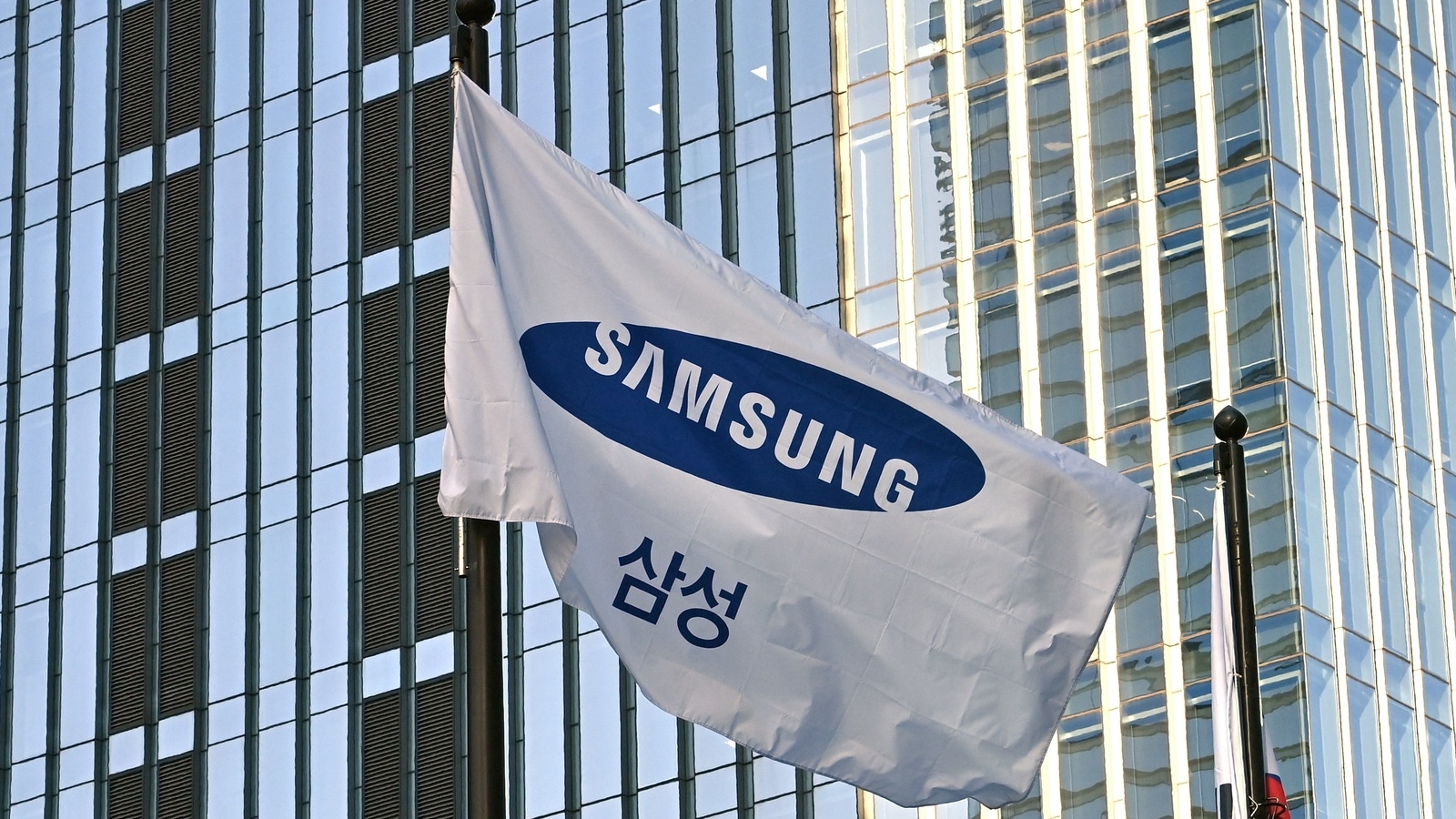 Samsung will debut its much-awaited Galaxy S21 FE (or Fan Edition) smartphone at the Consumer Electronics Show (CES) 2021 that will be held in Las Vegas between January 5, 2022, and January 8, 2022.