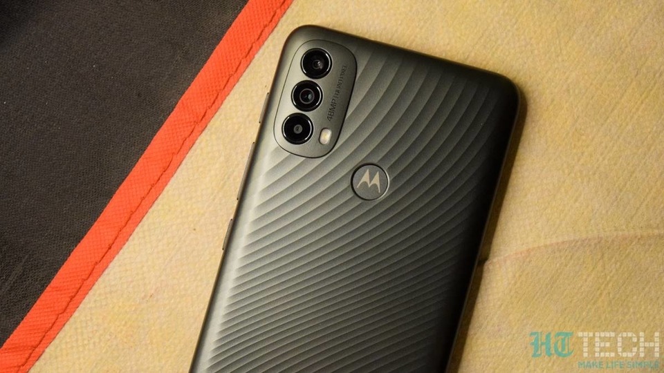 You get a 5000mAh battery on the Moto E40 that is paired to a 10W charging solution via USB-C port.