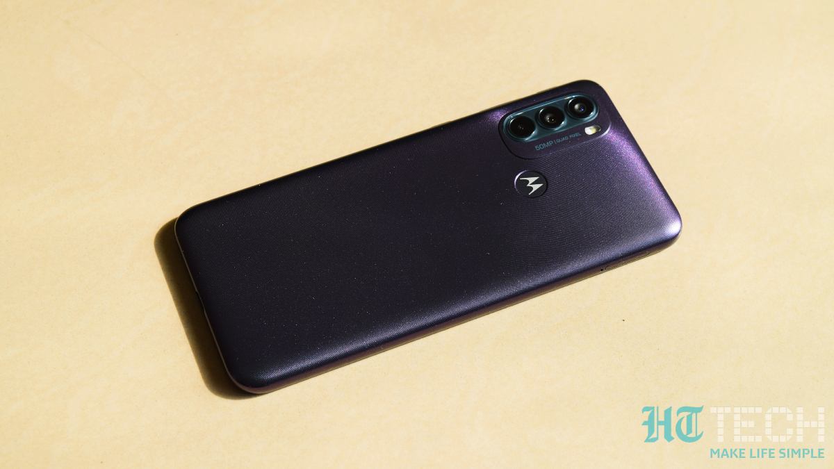 Moto G31 Design: The attention to detail is good; look at the elegant rear cameras and the nicely stacked buttons along with the cleverly hidden fingerprint scanner. Top that with the pretty dark colour gradient that changes colours from maroon to blue hues depending on the light; the Moto G31 is an attractive phone with a universal appeal. Moto G31 Design: The attention to detail is good; look at the elegant rear cameras and the nicely stacked buttons along with the cleverly hidden fingerprint scanner. Top that with the pretty dark colour gradient that changes colours from maroon to blue hues depending on the light; the Moto G31 is an attractive phone with a universal appeal.