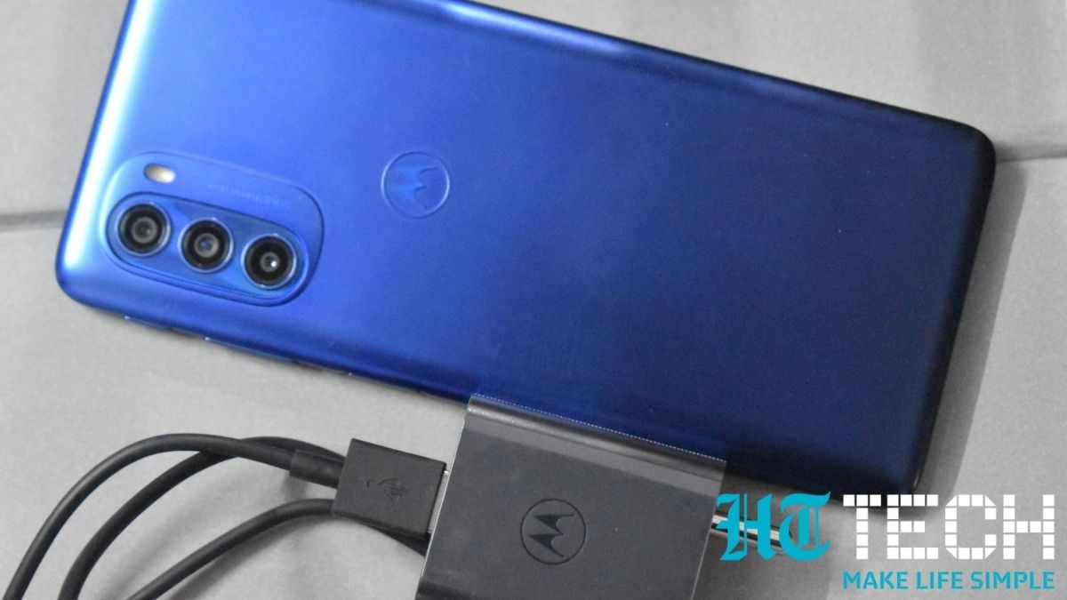 Battery: The smartphone is equipped with a 5000mAh battery and comes packed with a 20W rapid charger in the box. Battery: The smartphone is equipped with a 5000mAh battery and comes packed with a 20W rapid charger in the box.