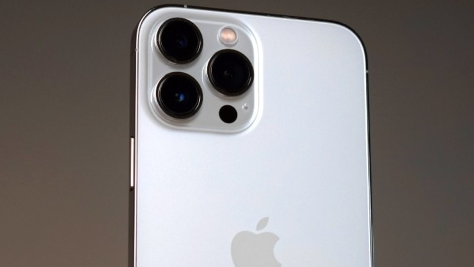 iPhone 15 could end up with a periscope zoom camera.