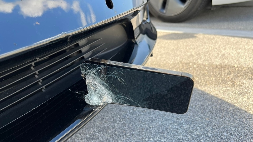 An iPhone 13 Pro Max takes on a Tesla car, this is what happens. (Source: @marvelwonderkat via Twitter)
