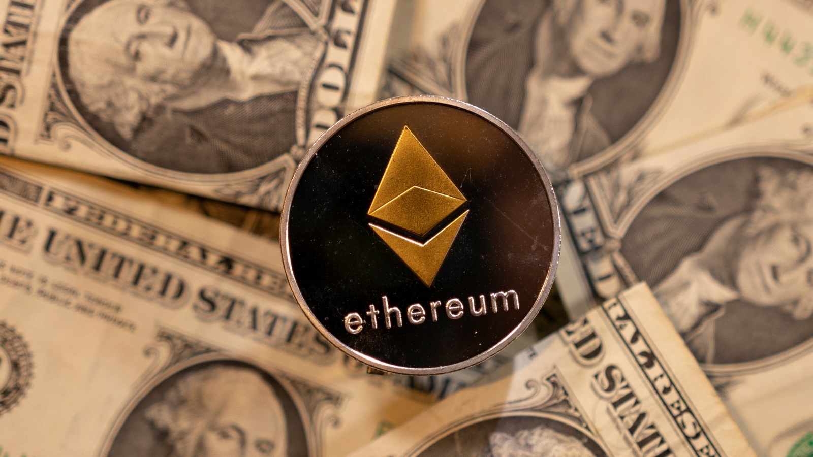 Bitcoin and Ethereum battle to recover on the last day of 2021