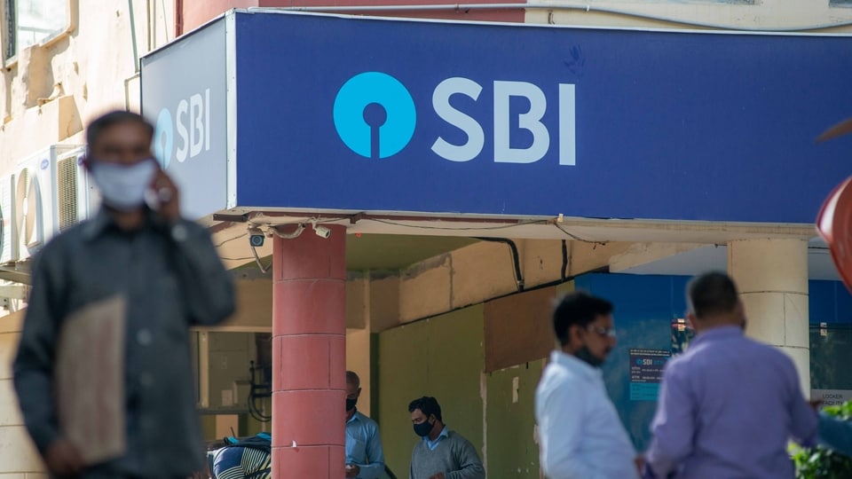 SBI baking service may stop for customers who do not get their PAN, Aadhaar linking by 31 March 2022