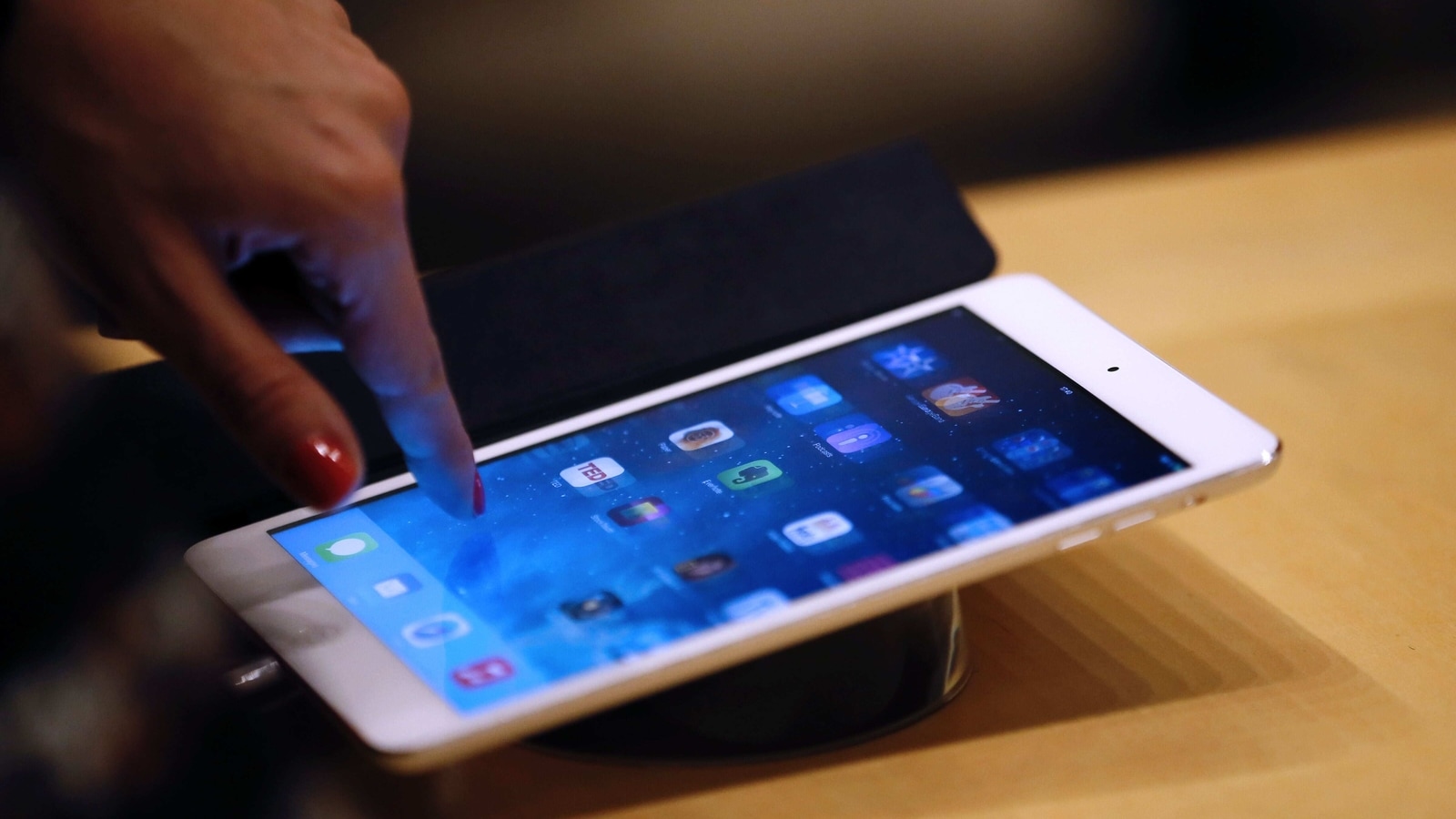 Know how to record video while playing music on an iPhone. Know how to record video while playing music on an iPhone.