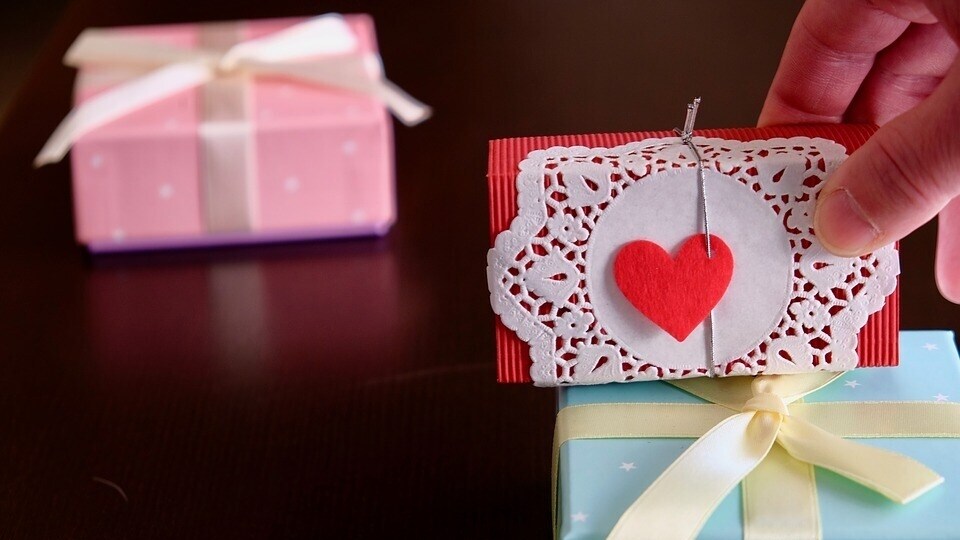 Check out the list of gadgets that you can gift to your loved ones on Valentine's Day.