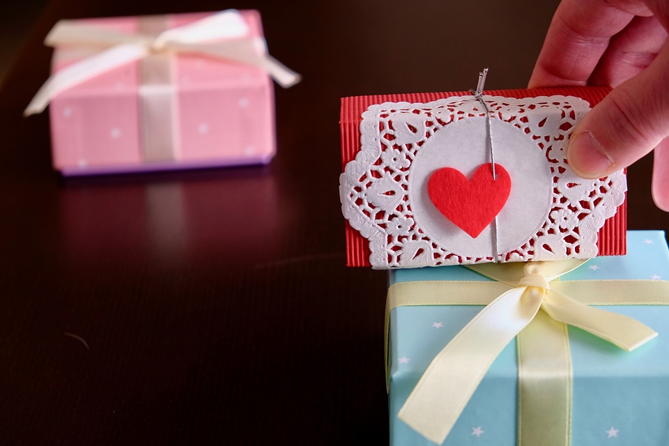 It’s time to go beyond conventional gifts like chocolates, flowers, and even cozy diners, which are important too, to and express your love by gifting something your partner will cherish. Here is how to garner the extra attention of your loved one. For Valentine’s day, here are some gifting options from Ambrane, Noise to Qubo. Valentine's Day tech gifts