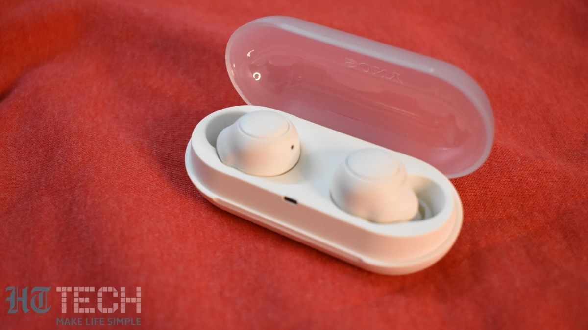 Sony WF-C500 comes with one earbud working option. Sony WF-C500