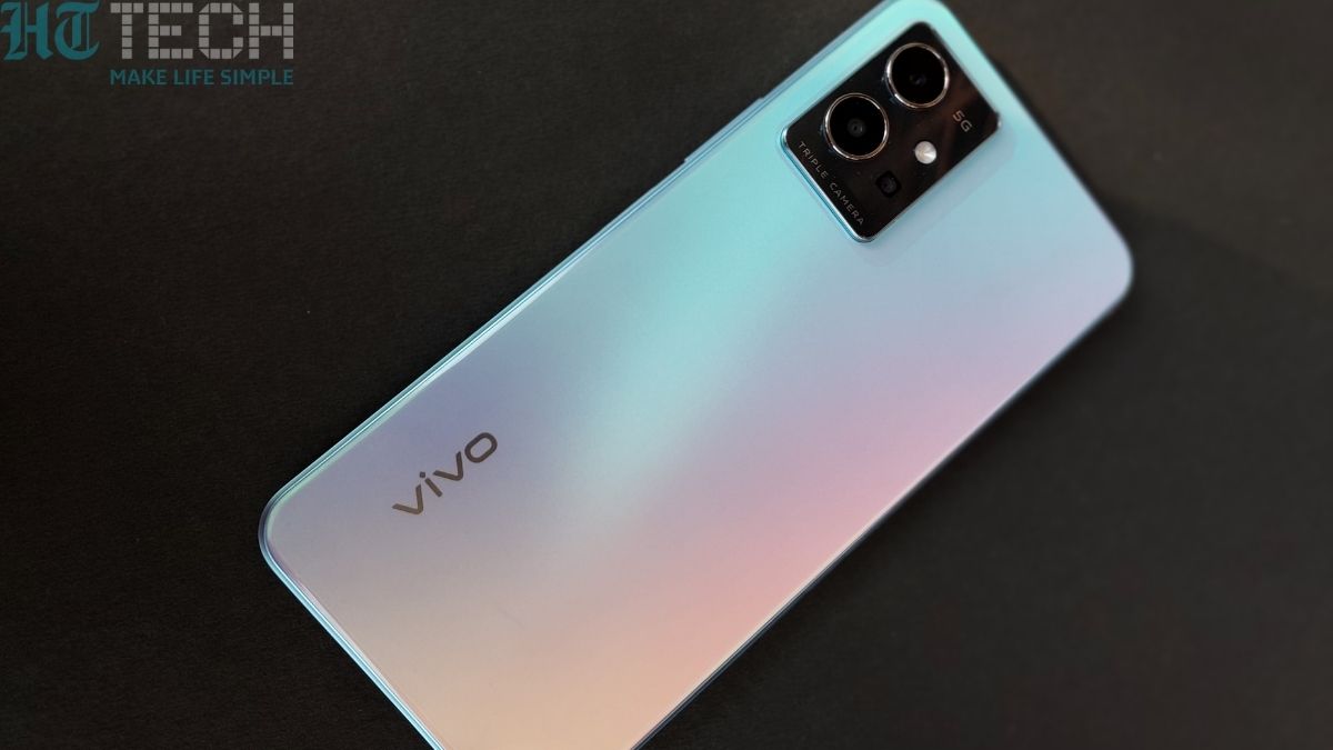 Vivo T1 5G బ్యాక్ కెమెరా ట్రిపుల్ సెటప్‌తో ప్యాక్ చేయబడింది. వెనుక వైపు ఉన్న ప్రధాన కెమెరా 50MPతో పాటు సెన్సార్‌ను కలిగి ఉంది. మిగితవి 2MP మాక్రో షూటర్, 2MP వైడ్ యాంగిల్ లెన్స్‌తో సెటప్ చేయబడ్డాయి. సెల్ఫీల కోసం 16MP సెల్ఫీ కెమెరాను అమర్చారు.