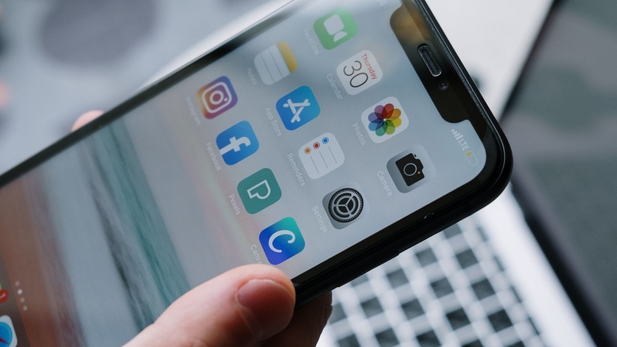 The screenshot tool present in iOS doesn’t work in social media apps or the message app. You can take the screenshot of the entire page only in mobile browsers. iPhone