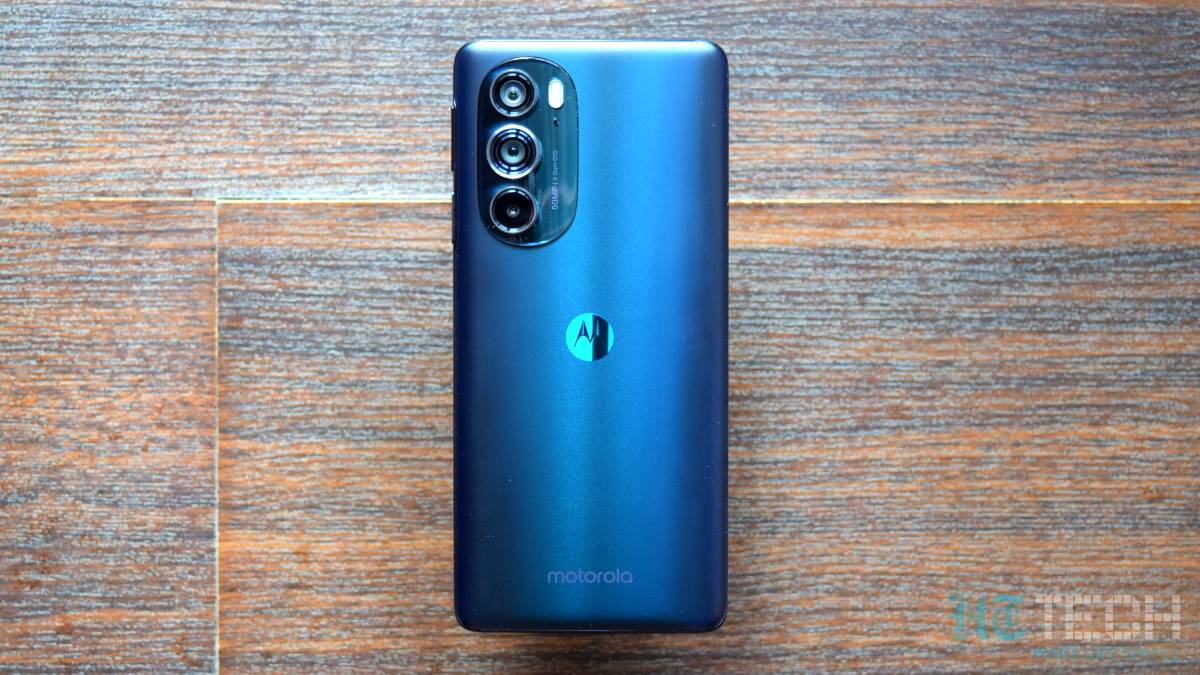 Motorola Edge 30 Pro: With a starting price of Rs. 44,999, the Motorola Edge 30 Pro comes with the Snapdragon 8 Gen 1 chipset. The phone also offers certain standout features such as a 144hz pOLED display, a 4800mAh battery with 68W wired charging and support for wireless charging, and a 50MP main camera along with a 50MP ultra wide camera. Motorola Edge 30 Pro