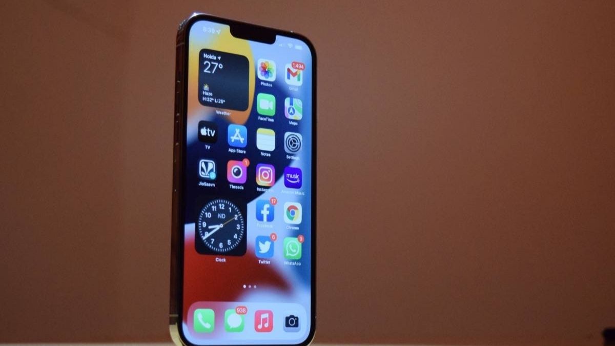 The online retailer is offering 128GB variant of iPhone 13 at just €729 with €50 flat discount. Whereas its 256GB and 512GB memory variant is available at €829 and €1029 respectively. iPhone 13