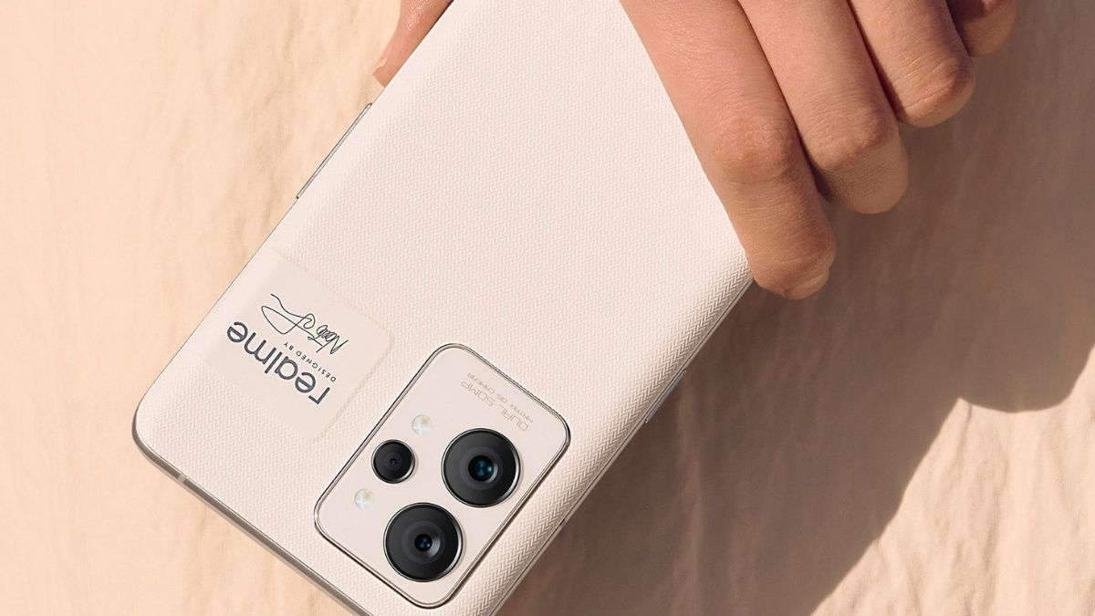Coming to specs, the Realme GT 2 Pro has a 6.7-inch E4 2K AMOLED flat display with over 4.5 million pixels, 2.0 LTPO Technology and a whopping 525 pixels per inch. It is a 10-bit colour display that supports peak brightness of up to 1,400 nits. Realme