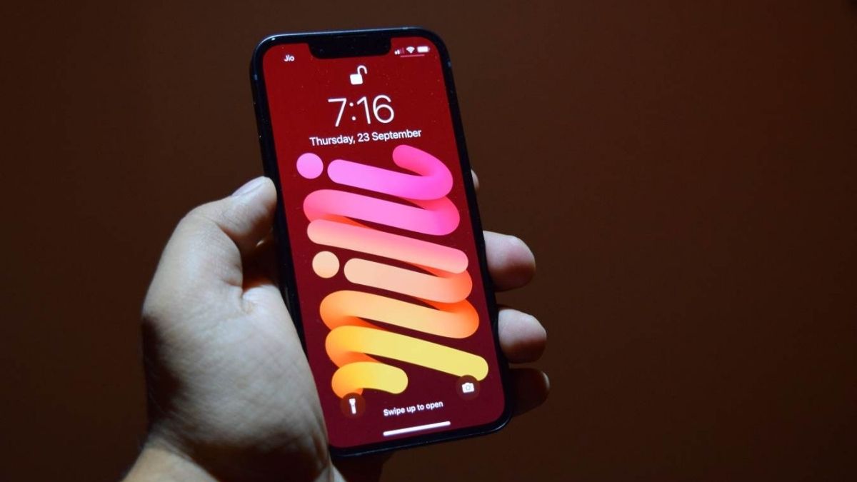 With the Amazon’s exchange offer, the price of the iPhone 13 will drop even further of up to Rs. 15,000. iPhone 13