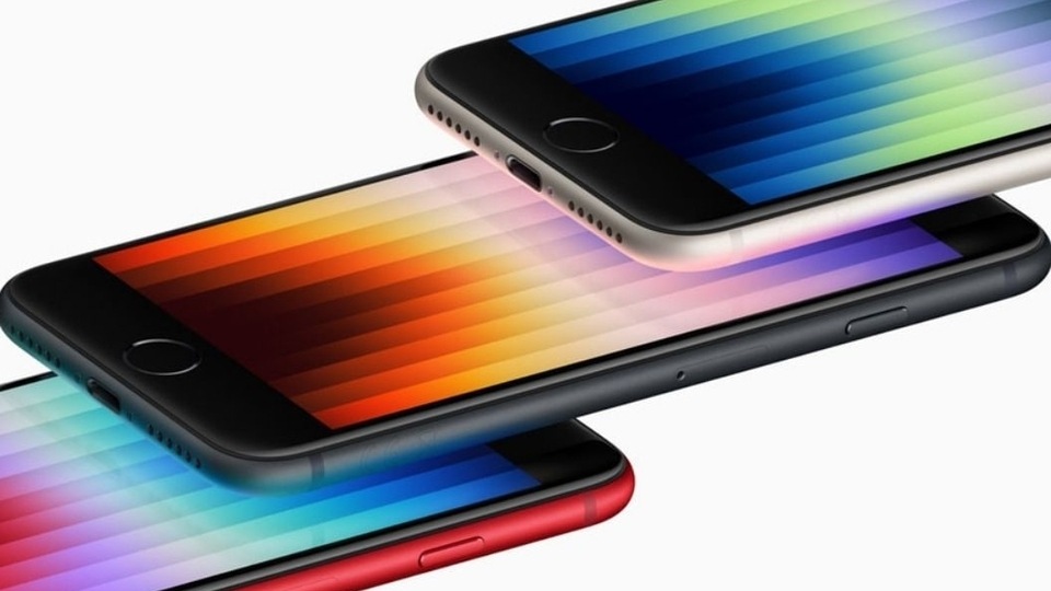 The bank offers of iPhone SE 3 include Rs. 2000 instant discount on ICICI Bank Credit and Debit Cards; Rs. 2000 instant discount on Kotak Bank Credit and Debit Cards; and 5 percent unlimited cashback on Flipkart Axis Bank Credit Card along with a free 6 Months Gaana Plus subscription and Bitcoin worth Rs. 201 in portfolio.